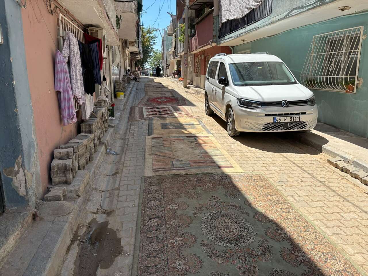 Doğalgaz geldi, huzur gitti! Mahalleli yollara halı serdi 4
